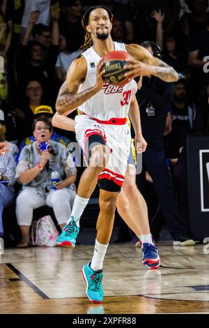 Edmonton, Kanada. August 2024. Calgarys Trhae Mitchell macht einen langen Versuch, in der ersten Halbzeit beim Western Division Halbfinale 2024 CEBL gegen die Calgary Surge mit einer Sekunde übrig zu bleiben. Calgary Surge (11-9) 78:69 Edmonton Stingers (13-7) (Foto: Ron Palmer/SOPA Images/SIPA USA) Credit: SIPA USA/Alamy Live News Stockfoto