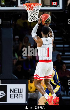 Edmonton, Kanada. August 2024. Calgarys Corey Davis Jr. kommt in die Luft, um im Halbfinale der Western Division im CEBL-Kampf 2024 gegen die Calgary Surge den Schuss mit 2 Punkten zu beenden. Calgary Surge (11-9) 78:69 Edmonton Stingers (13-7) (Foto: Ron Palmer/SOPA Images/SIPA USA) Credit: SIPA USA/Alamy Live News Stockfoto