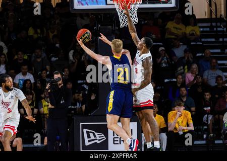 Edmonton, Kanada. August 2024. Edmonton Stingers Ben Krikke (L) spielt im Halbfinale der Western Division 2024 im CEBL-Kampf zwischen den Calgary Surge und den Edmonton Stingers zwei Punkte gegen Calgarys Gabe Osabuohien (R). Calgary Surge (11-9) 78:69 Edmonton Stingers (13-7) (Foto: Ron Palmer/SOPA Images/SIPA USA) Credit: SIPA USA/Alamy Live News Stockfoto