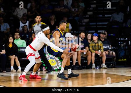 Edmonton, Kanada. August 2024. Edmonton Stingers Nick Hornsby (R) wird von Calgarys Matthieu Kamba (L) im Halbfinale der Western Division im CEBL-Kampf 2024 gegen die Calgary Surge verteidigt. Calgary Surge (11-9) 78:69 Edmonton Stingers (13-7) (Foto: Ron Palmer/SOPA Images/SIPA USA) Credit: SIPA USA/Alamy Live News Stockfoto