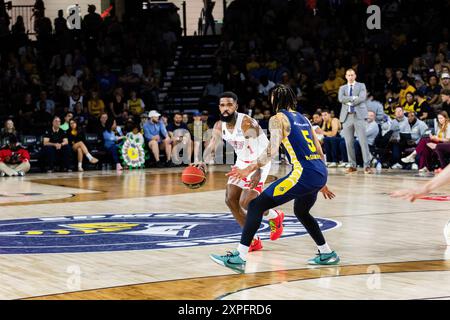 Edmonton, Kanada. August 2024. Edmonton Stinger's Trey Mcgowens (R) verteidigt gegen Calgarys Corey Davis Jr. (L) im Halbfinale der Western Division 2024 CEBL gegen die Calgary Surge. Calgary Surge (11-9) 78:69 Edmonton Stingers (13-7) (Foto: Ron Palmer/SOPA Images/SIPA USA) Credit: SIPA USA/Alamy Live News Stockfoto