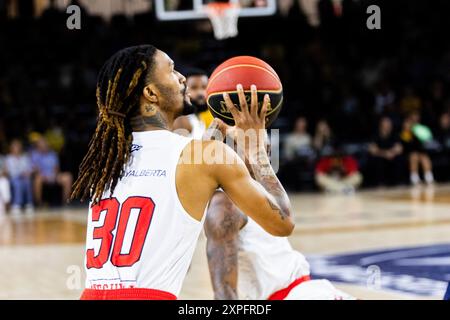 Edmonton, Kanada. August 2024. Calgary Surge Trhae Mitchell schießt im Halbfinale der Western Division 2024 gegen den Calgary Surge um 3 Punkte. Calgary Surge (11-9) 78:69 Edmonton Stingers (13-7) (Foto: Ron Palmer/SOPA Images/SIPA USA) Credit: SIPA USA/Alamy Live News Stockfoto