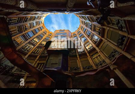 Innenhof des Brunnens von Casa Mila ( La Pedrera ), Barcelona, Spanien Stockfoto