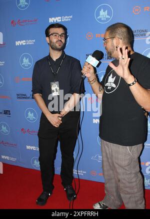 Das Festival of Cinema NYC präsentiert seinen ersten roten Teppich des diesjährigen Filmfestivals am Montag, den 5. August 2024 in New York, USA, feierte seine Arbeiten mit der Make A Film Foundation im Regal UA Midway Theater in Forest Hills, Queens, mit besonderen Gästen und Jurymitgliedern, Seth Gilliam (The Walking Dead) und Kevin Corrigan (The KING OF STATEN ISLAND, THE DEPARTED). FOC NYC zeigt Filmemacher, Stars und Filmthemen aus mehreren Filmen, die auf dem Filmfestival vorgestellt wurden. Foto: Alex Campo (Regisseur) von Pizza Dreams mit Jayson Simba, Gründer und Direktor des Festivals. (Foto von Thenew Stockfoto