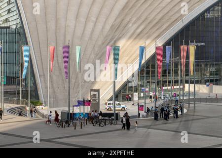 Paris, Frankreich - 4. August 2024: Polizeipatrouillen während der Olympischen Spiele 2024 in La Defense Stockfoto