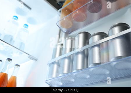 Viele verschiedene kalte Getränke im Kühlschrank, Blick aus dem niedrigen Winkel Stockfoto