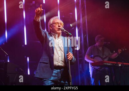 Tony Christie tritt beim Wickham Festival in Hampshire auf. August 2024 Stockfoto