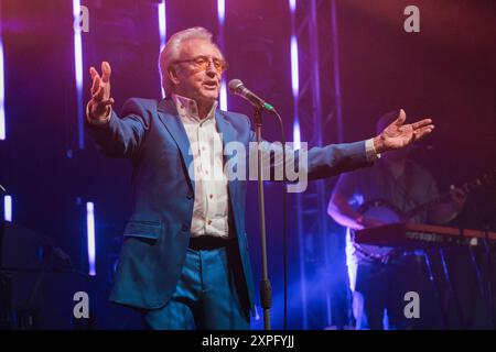 Tony Christie tritt beim Wickham Festival in Hampshire auf. August 2024 Stockfoto