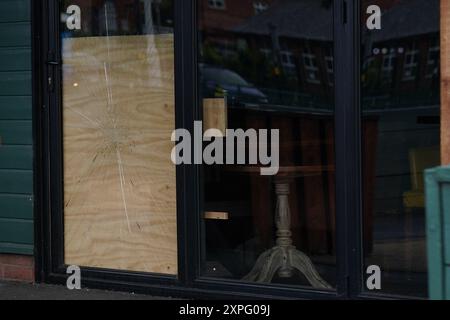 Schaden im ungeschickten Swan Pub in Birmingham, nach anhaltenden Unruhen in Teilen des Landes. Die Polizei von West Midlands sagte, dass sich am Montag eine große Zahl von Menschen in der Gegend von Bordesley versammelt hatte, aber es gab keine Auseinandersetzungen mit Mitgliedern einer gegnerischen Gruppe, und trotz der Gerüchte über einen rechtsextremen Protest in den sozialen Medien fand dieser nicht statt. Bilddatum: Dienstag, 6. August 2024. Stockfoto