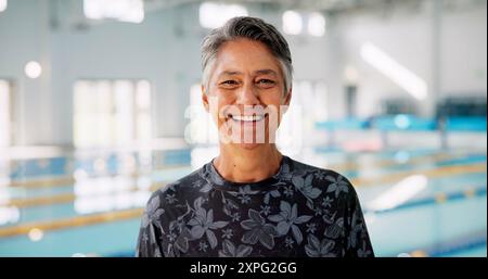 Seniorin, Porträt und Pool für Fitness, Wellness und psychische Gesundheit durch Indoor Swimming Arena. Älterer Mensch, Gesicht und glücklich im Ruhestand Stockfoto