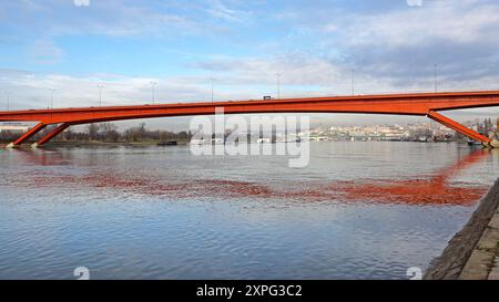 Belgrad, Serbien - 19. Dezember 2014: Orangenbrücke Gazela über den Fluss Save am Wintertag der Hauptstadt. Stockfoto