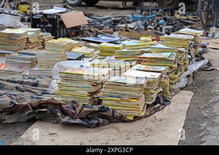 Pancevo, Serbien - 19. April 2015: Stacks von Vintage Comics-Magazinen Second Hand Sale auf dem Flohmarkt. Stockfoto