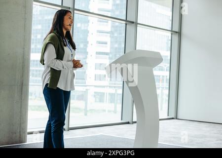 Eine Sprecherin hält eine Präsentation während eines Business-Seminars mit Schwerpunkt auf Führung und Schulung in einem modernen Konferenzraum. Stockfoto