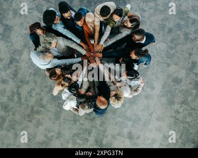 Draufsicht einer Gruppe von Geschäftskollegen, die Teamarbeit und Einheit im Büro zeigen. Kollaborativer und integrativer Arbeitsplatz. Stockfoto