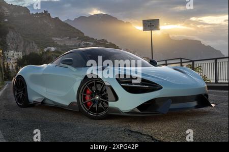 McLaren 765LT Spider auf dem Hintergrund der Landschaft Stockfoto