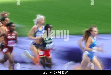 Paris, Frankreich. August 2024. Athleten treten während der 1500-m-Runde 1 der Athletik bei den Olympischen Spielen 2024 in Paris, Frankreich, am 6. August 2024 an. Quelle: Li Gang/Xinhua/Alamy Live News Stockfoto