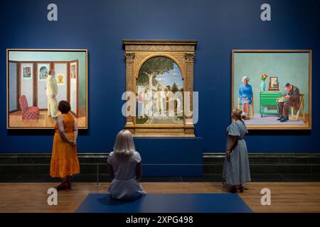 The National Gallery, London, Großbritannien. August 2024. Zwei Meisterwerke von David Hockney (* 1937), die Reproduktionen von Piero della Francescas die Taufe Christi (um 1437–45) zeigen, werden in der National Gallery neben dem originalen Renaissance-Gemälde ausgestellt. Diese Ausstellung beleuchtet die lebenslange Verbindung des figurativen Malers David Hockney mit der Nationalgalerie und das leidenschaftliche Interesse an ihrer Sammlung im Allgemeinen und mit dem italienischen Maler Piero della Francesca (1415/20-1492) im Besonderen. Die Ausstellung findet vom 8. August bis 27. Oktober 2024 statt. Quelle: Malcolm Park/Alam Stockfoto