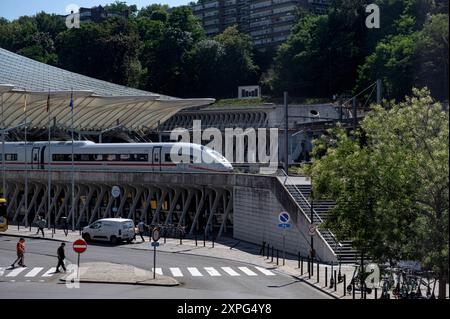 LiÃ ge Belgique Belgie Belgien 29. Juli 2024 Gare de Lüttich-Guillemins, Bahnhof Lüttich. Ein internationaler DB-ICE-Zug kommt an. deutsche bahn, zug, öffentliche Verkehrsmittel, Bahn, Eisenbahn, Stockfoto