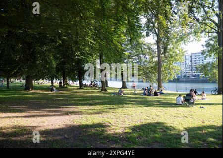 LiÃ ge Belgique Belgie Belgien 29. Juli 2024 Parc de la Boverie, entspannend am Ufer der Maas/Maas liege Stockfoto