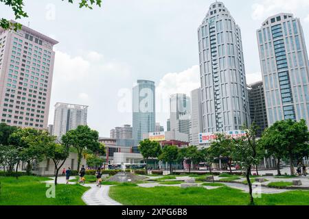 New Taipei City, Taiwan - 16. Juli 2024: Xinban Metropolitan Park und Banqiao MRT U-Bahn Station Stockfoto