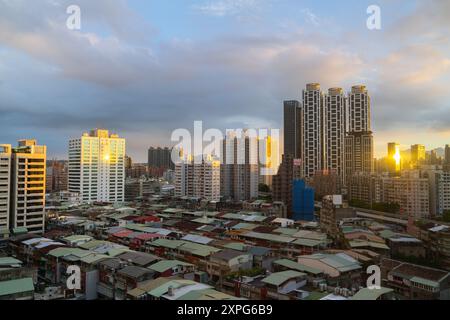 New Taipei City, Taiwan - 16. Juli 2024 : Blick auf die Stadt im Bezirk Banqiao bei Sonnenaufgang Stockfoto