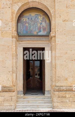 Chania, Kreta, Griechenland – 14. Mai 2019: Eingang zur Präsentation der Heiligen Metropolitankirche der Jungfrau Maria. Stockfoto