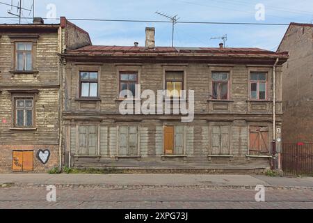 Riga, Lettland – 21. Juni 2019: Altes verwittertes Holzgebäude. Stockfoto