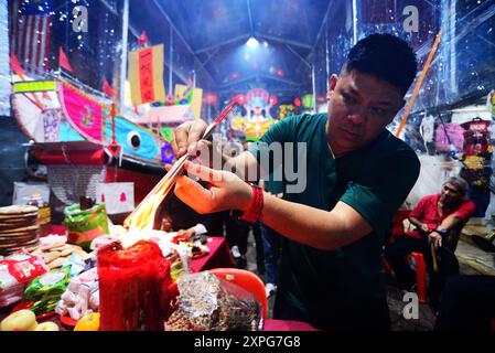 Hungry Ghost MALAYSIA KUALA LUMPUR 8/2024 das Hungry Ghost Festival in Malaysia heißt Ullambana oder YuLanPen . Es findet im siebten Monat des Mondkalenders statt, wobei Brandopfer Live-Straßenauftritte im ganzen Land enthalten. Die Opferzeremonie beinhaltete die Anbetung der Ahnen, das Spenden von Essen, das Verbrennen von Höllenpapiergeldern und Respekt für die Geister der Ahnen. H.BERBAR Stockfoto