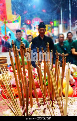 Hungry Ghost MALAYSIA KUALA LUMPUR 8/2024 das Hungry Ghost Festival in Malaysia heißt Ullambana oder YuLanPen . Es findet im siebten Monat des Mondkalenders statt, wobei Brandopfer Live-Straßenauftritte im ganzen Land enthalten. Die Opferzeremonie beinhaltete die Anbetung der Ahnen, das Spenden von Essen, das Verbrennen von Höllenpapiergeldern und Respekt für die Geister der Ahnen. H.BERBAR Stockfoto