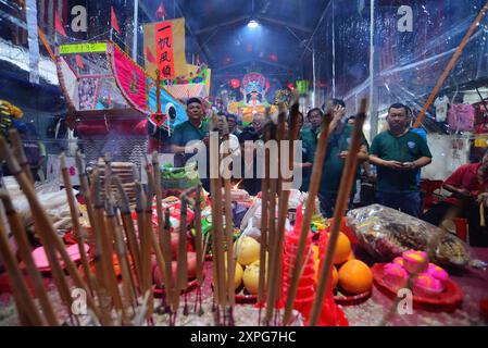 Hungry Ghost MALAYSIA KUALA LUMPUR 8/2024 das Hungry Ghost Festival in Malaysia heißt Ullambana oder YuLanPen . Es findet im siebten Monat des Mondkalenders statt, wobei Brandopfer Live-Straßenauftritte im ganzen Land enthalten. Die Opferzeremonie beinhaltete die Anbetung der Ahnen, das Spenden von Essen, das Verbrennen von Höllenpapiergeldern und Respekt für die Geister der Ahnen. H.BERBAR Stockfoto