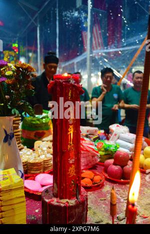 Hungry Ghost MALAYSIA KUALA LUMPUR 8/2024 das Hungry Ghost Festival in Malaysia heißt Ullambana oder YuLanPen . Es findet im siebten Monat des Mondkalenders statt, wobei Brandopfer Live-Straßenauftritte im ganzen Land enthalten. Die Opferzeremonie beinhaltete die Anbetung der Ahnen, das Spenden von Essen, das Verbrennen von Höllenpapiergeldern und Respekt für die Geister der Ahnen. H.BERBAR Stockfoto