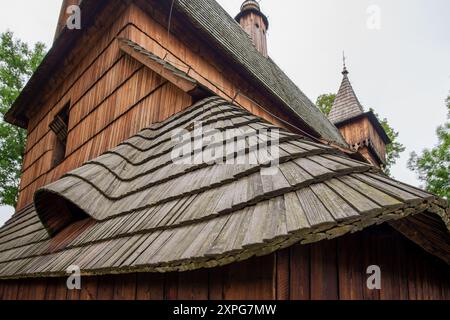 Einzigartige gotische Holzarchitektur der Kirche aus dem 15. Jahrhundert in Debno Podhalanskie, Polen, Europa Stockfoto