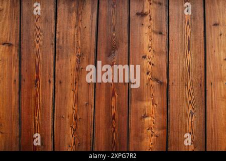 Hintergrund Der Vertikalen Braunen Dielen. Wandstruktur Aus Holz Stockfoto