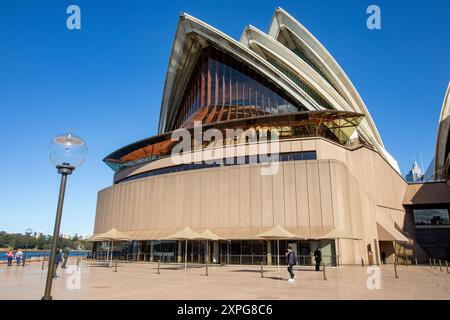 Sydney Opera House an einem blauen Himmel Wintertag, Blick auf das ikonische Gebäude in der Nordhöhe, Sydney City Centre, NSW, Australien Stockfoto