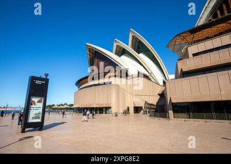 Sydney Opera House Nordfassade, vor einem blauen Winterhimmel, Nahansicht des Opernhauses, Sydney, NSW, Australien Stockfoto