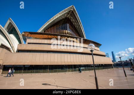 Sydney Opera House Nordfassade, vor einem blauen Winterhimmel, Nahansicht des Opernhauses, Sydney, NSW, Australien Stockfoto