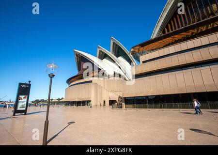 Sydney Opera House Nordfassade, vor einem blauen Winterhimmel, Nahansicht des Opernhauses, Sydney, NSW, Australien Stockfoto