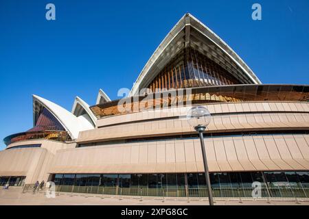 Sydney Opera House, nördliche Erhebung dieses Weltkulturerbes an einem blauen Himmel, Wintertag, Nahaufnahme der Architektur, Sydney, Australien Stockfoto