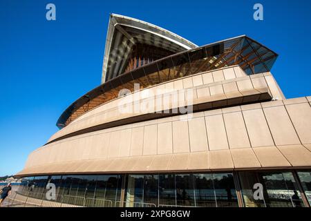 Sydney Opera House, nördliche Erhebung dieses Weltkulturerbes an einem blauen Himmel, Wintertag, Nahaufnahme der Architektur, Sydney, Australien Stockfoto