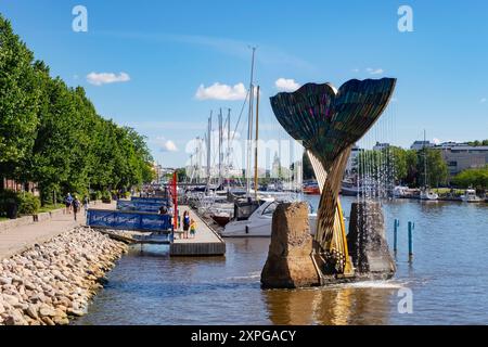 Harmonia oder die Skulptur Whale Tail Wasserbrunnen im Fluss Aura (Aurajoki). Turku, Finnland, Skandinavien, Europa Stockfoto