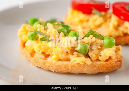 Rührei auf Toast, Seitenansicht. Hausgemachtes Frühstück: Sandwiches mit Spiegeleiern. Stockfoto