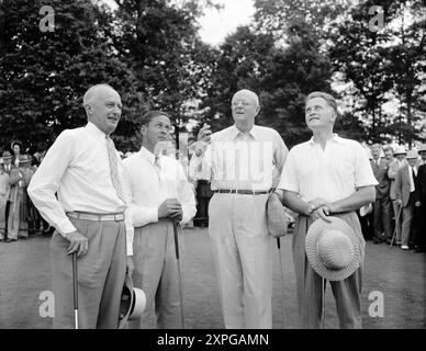 Attorney General kämpft gegen Bobby Jones (2. Links) auf Links bei einem Ausflug der Anwaltskammer. Washington, D.C., 24. Mai 1938 Stockfoto