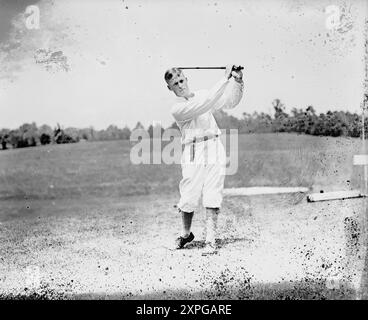 Der berühmte Golfspieler Bobby Jones schwingt seinen Golfclub in Atlanta, Georgia, 1921 - Vintage-Foto - Glasnegativ Stockfoto