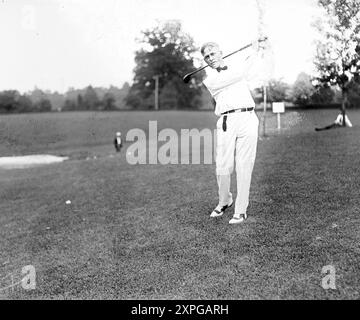 Der berühmte Golfspieler Bobby Jones schwingt seinen Golfclub, Atlanta, Georgia, 1921 - Vintage-Foto - Glasnegativ Stockfoto