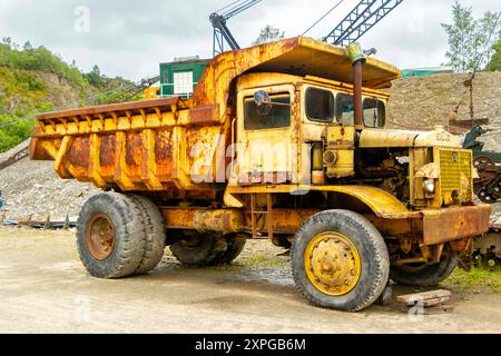Rostiger verlassener gelber Kipper im Steinbruchmuseum cumbria uk Stockfoto