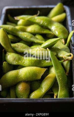 Süße Edamamerbsen in einem Tablett. Stockfoto