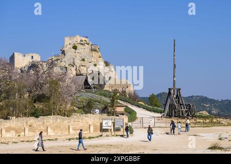 Les Baux-de-Provence, Frankreich - 4. März 2023: Les Baux de Provence an einem sonnigen Tag im Frühling Stockfoto