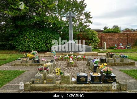 Gedenkstätte auf dem Kirchhof der Heiligen Dreifaltigkeit für die Toten der Luftkatastrophe von Freckleton vom 23. August 1944 (80. Jahrestag). Insgesamt 61 Menschen, darunter 38 Kleinkinder, zwei Lehrer und 21 zivile und militärische Angehörige starben, als ein Bomber der US-Luftwaffe bei einem Gewittersturm abstürzte, der die örtliche Schule zerstörte Stockfoto