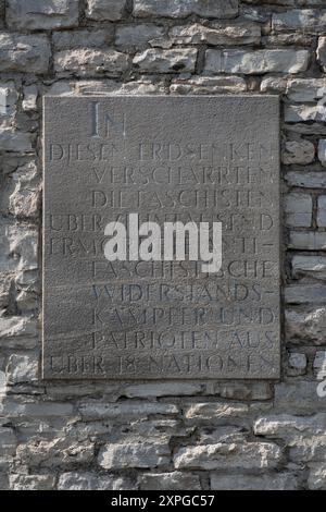 Gedenktafel in der ringförmigen Mauer um die große Grabgrube mit Massengräbern des KZ Buchenwald bei Weimar Stockfoto