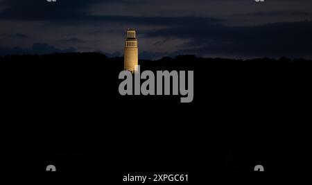 Beleuchteter Buchenwald-Gedenkturm, auf dem Freiheitsplatz bei Weimar, Deutschland. Denkmal zum Gedenken an ein Nazi-Konzentrationslager in Europa. Nachtaufnahme Stockfoto